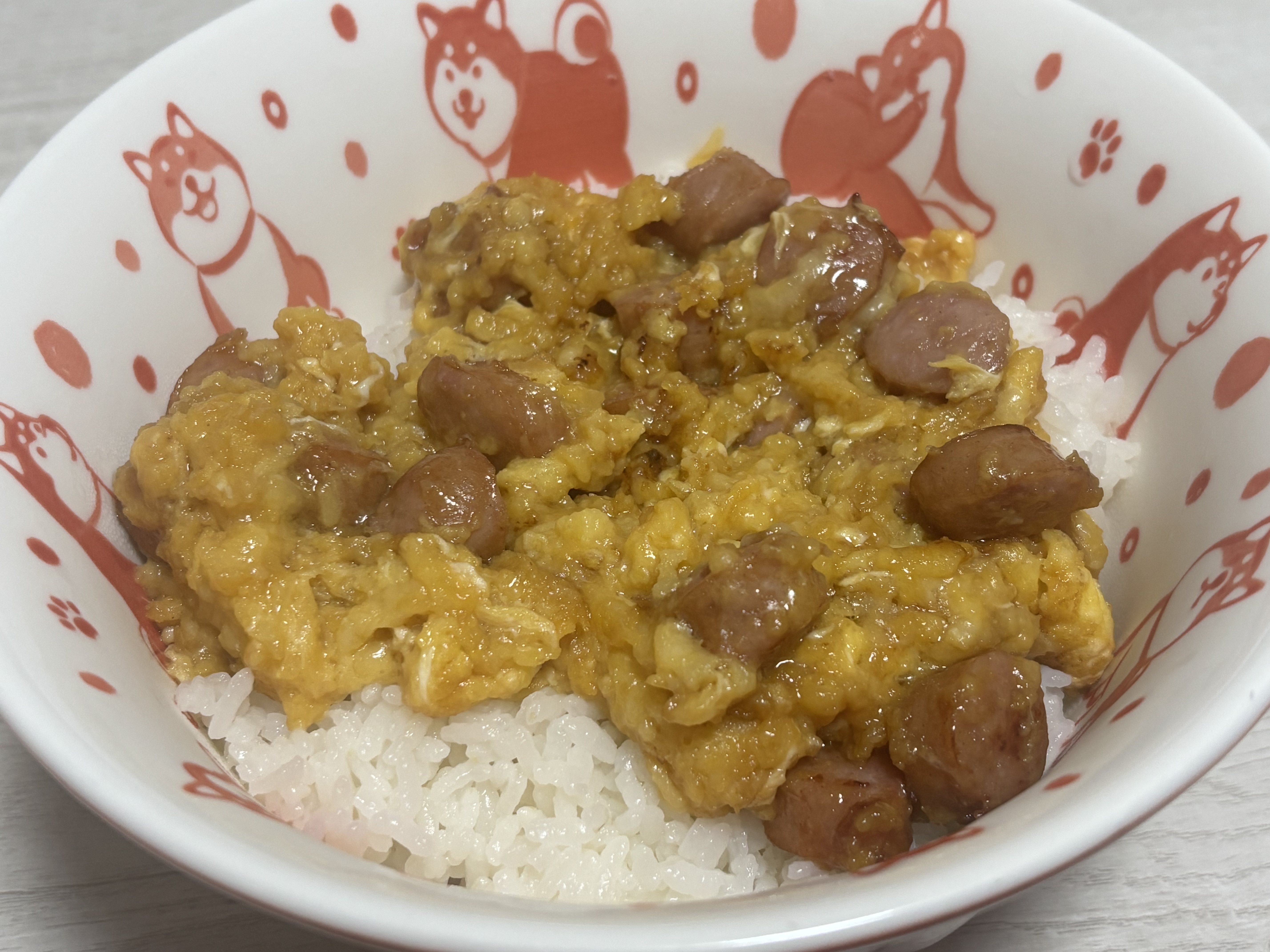 【５分で出来る】手軽で簡単ウインナーと卵だけのずぼらどんぶりメシ！